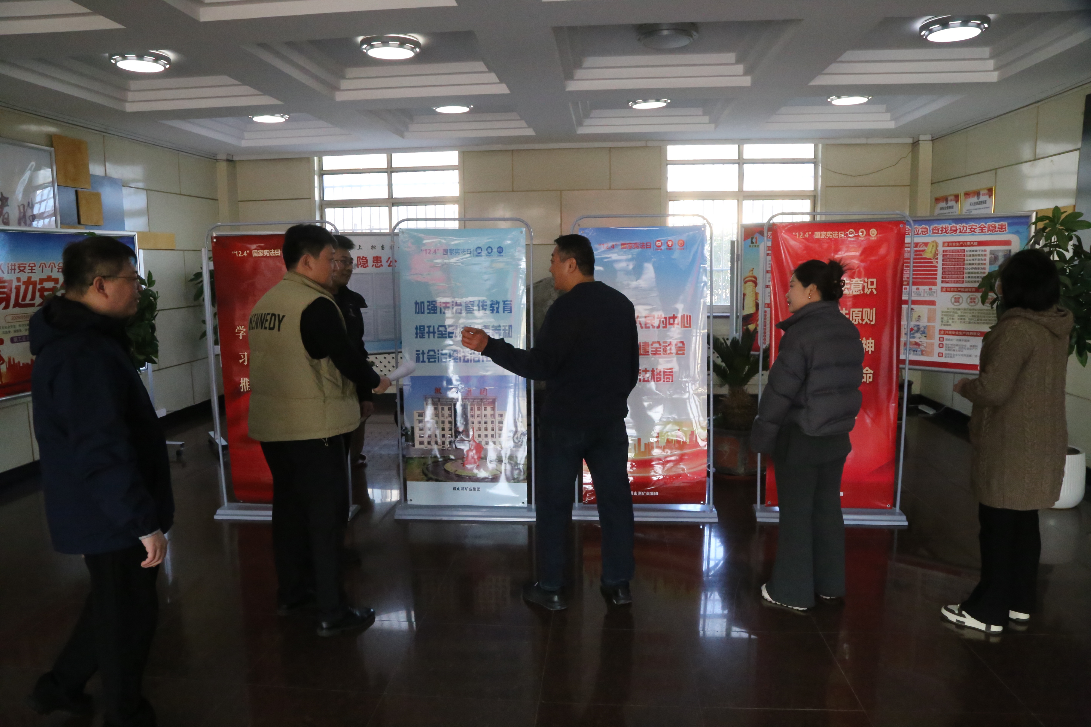 憲法宣傳進(jìn)企入戶丨微礦集團(tuán)“雙進(jìn)”活動(dòng)暖民心